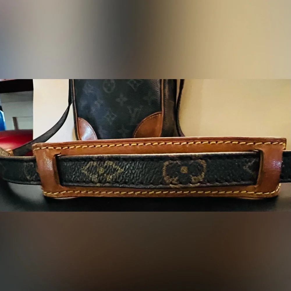 🎊New Year Sale! Authentic Louis Vuitton Danube Monogram Canvas Vintage Bag COA - Picture 6 of 13